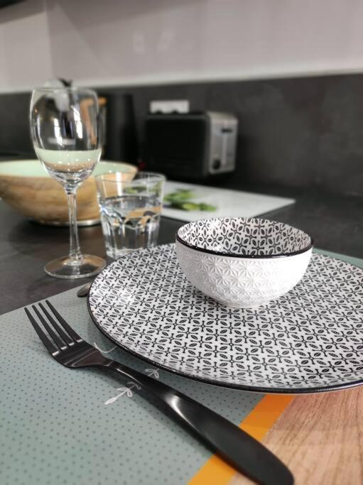 Apartamento Cocon De Charline - Charme Et Elegance Dans Le Centre Montauban Exterior foto